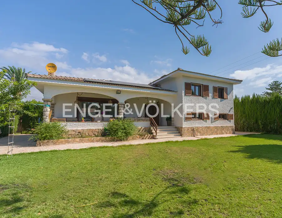 Vista exterior de Casa o chalet en venta en El Campello con Aire acondicionado, Calefacción y Jardín privado