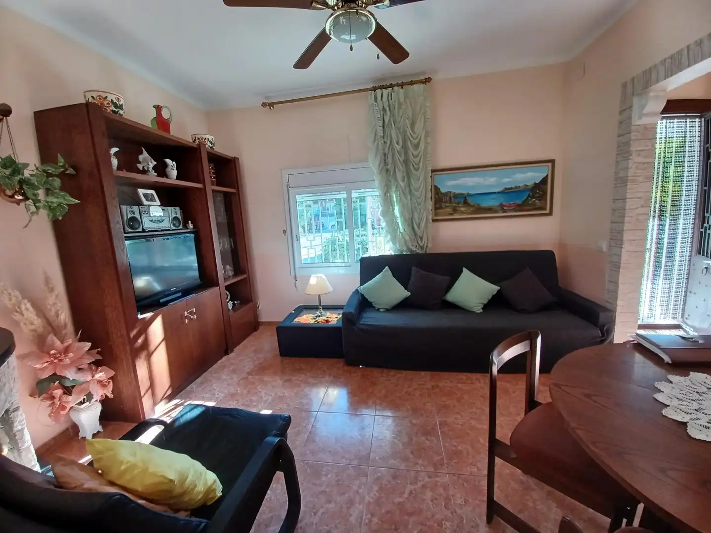 Sala d'estar de Casa o xalet en venda en Cubelles amb Jardí privat