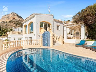 Detached house with pool for sale in UTRERA