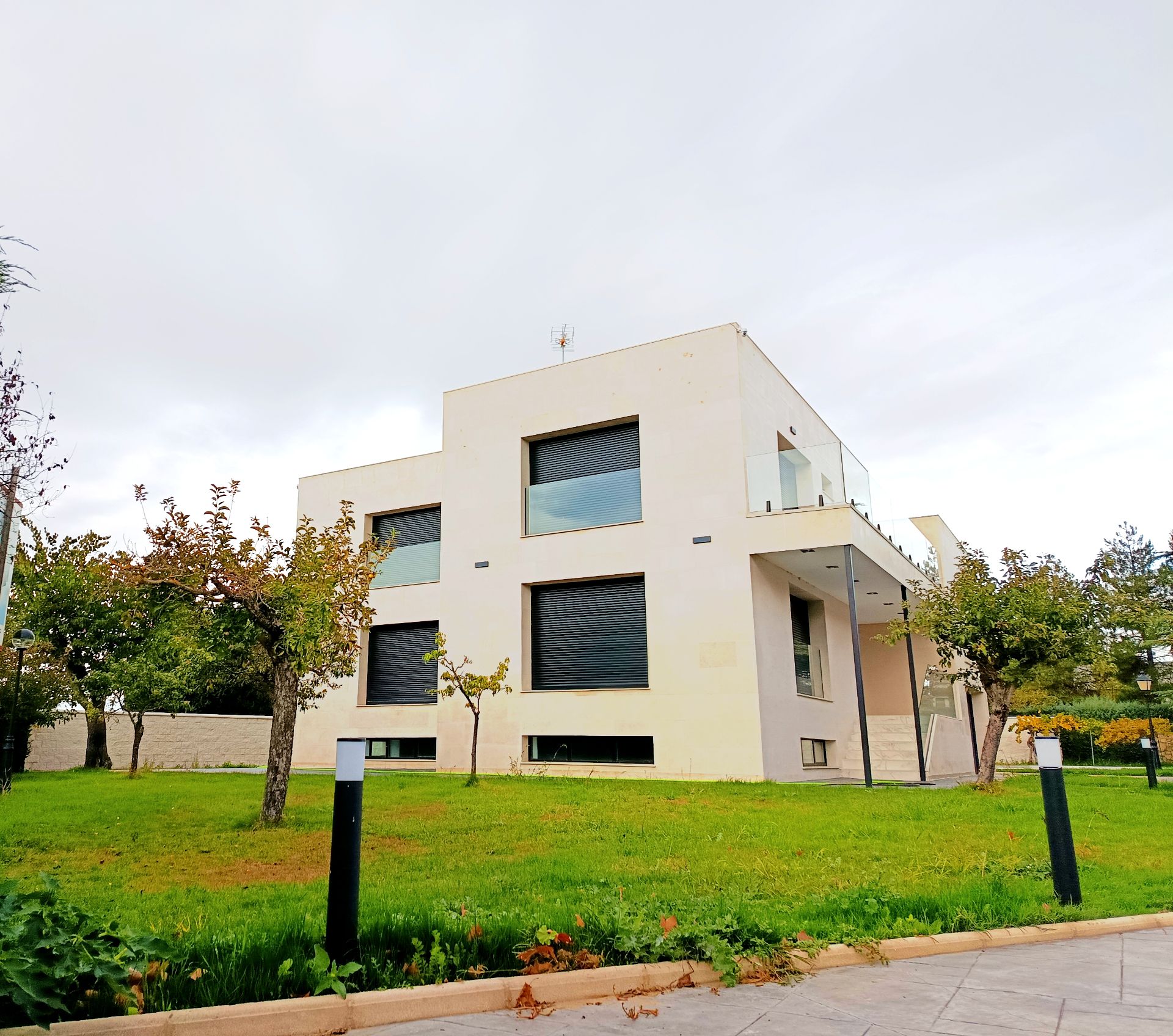 Vista exterior de Casa o xalet en venda en Villamayor amb Calefacció, Jardí privat i Terrassa