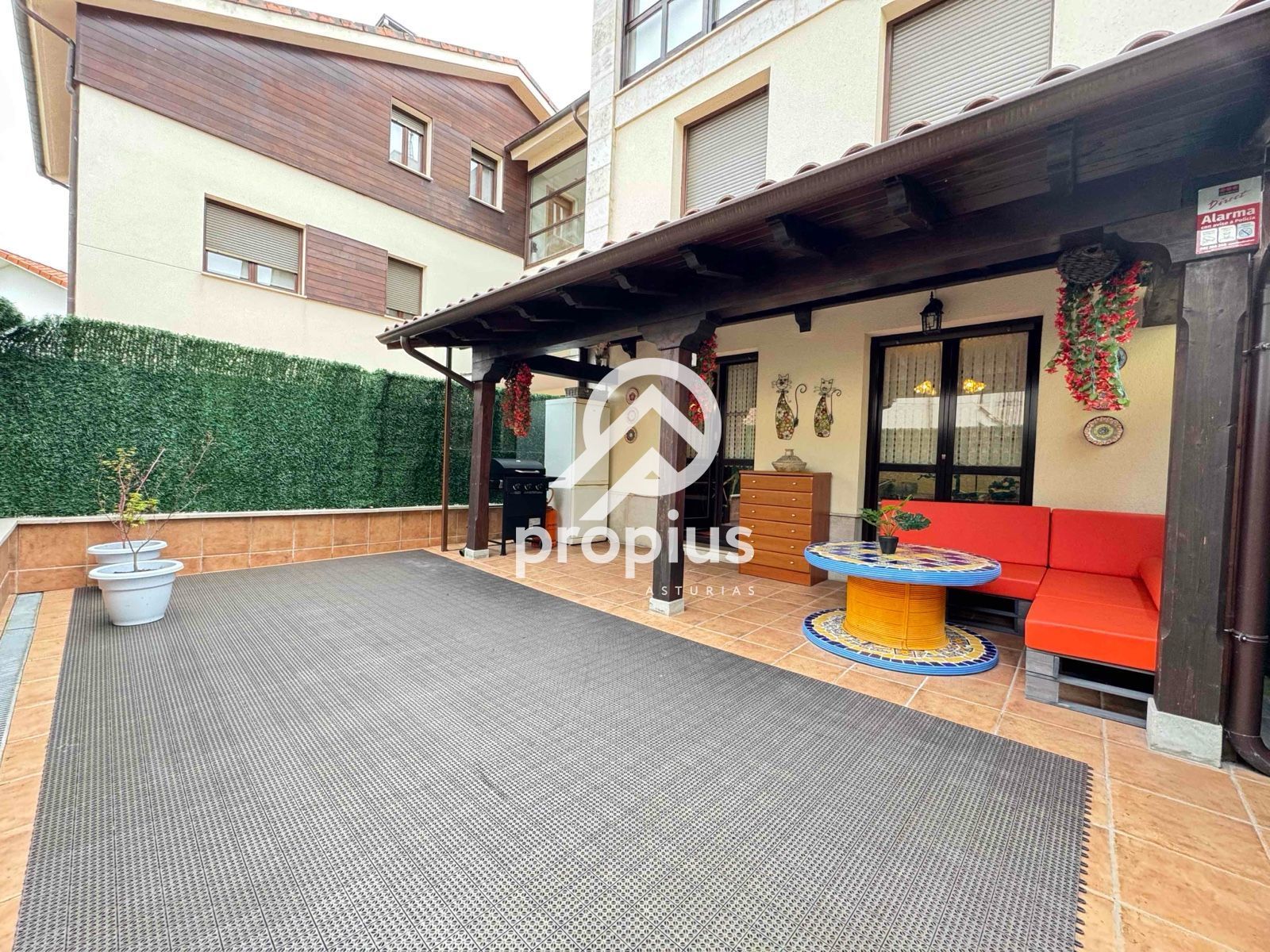 Außenansicht von Wohnung zum Verkauf in Llanes mit Heizung, Terrasse und Abstellraum