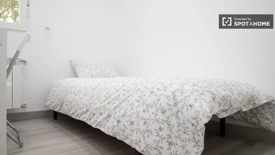 Bedroom of Flat for rent in Madrid  with Air Conditioner, Heating and Furnished
