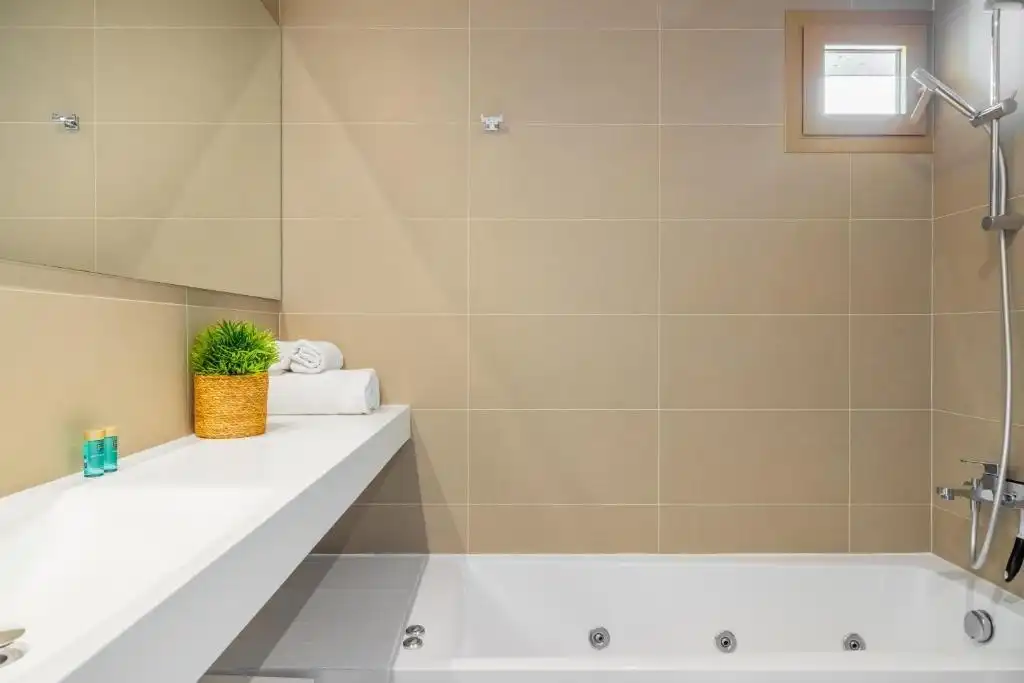 Baño de Piso en venta en Benidorm con Aire acondicionado, Calefacción y Jardín privado