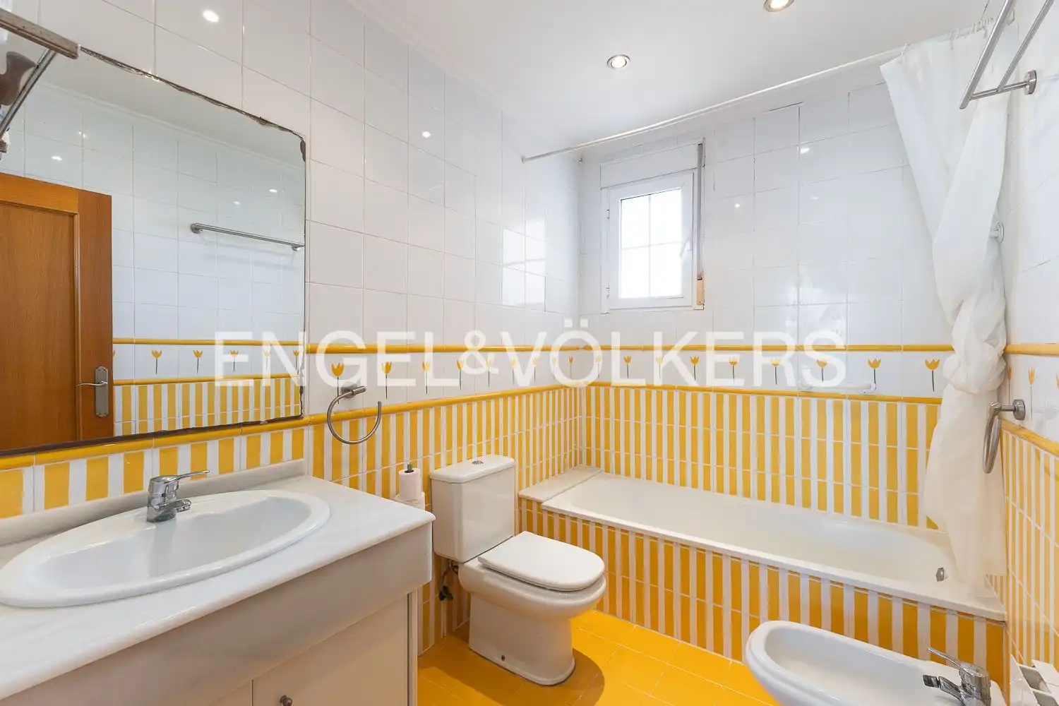 Bathroom of Houses for sale in Torrent  with Air Conditioner, Heating and Private garden
