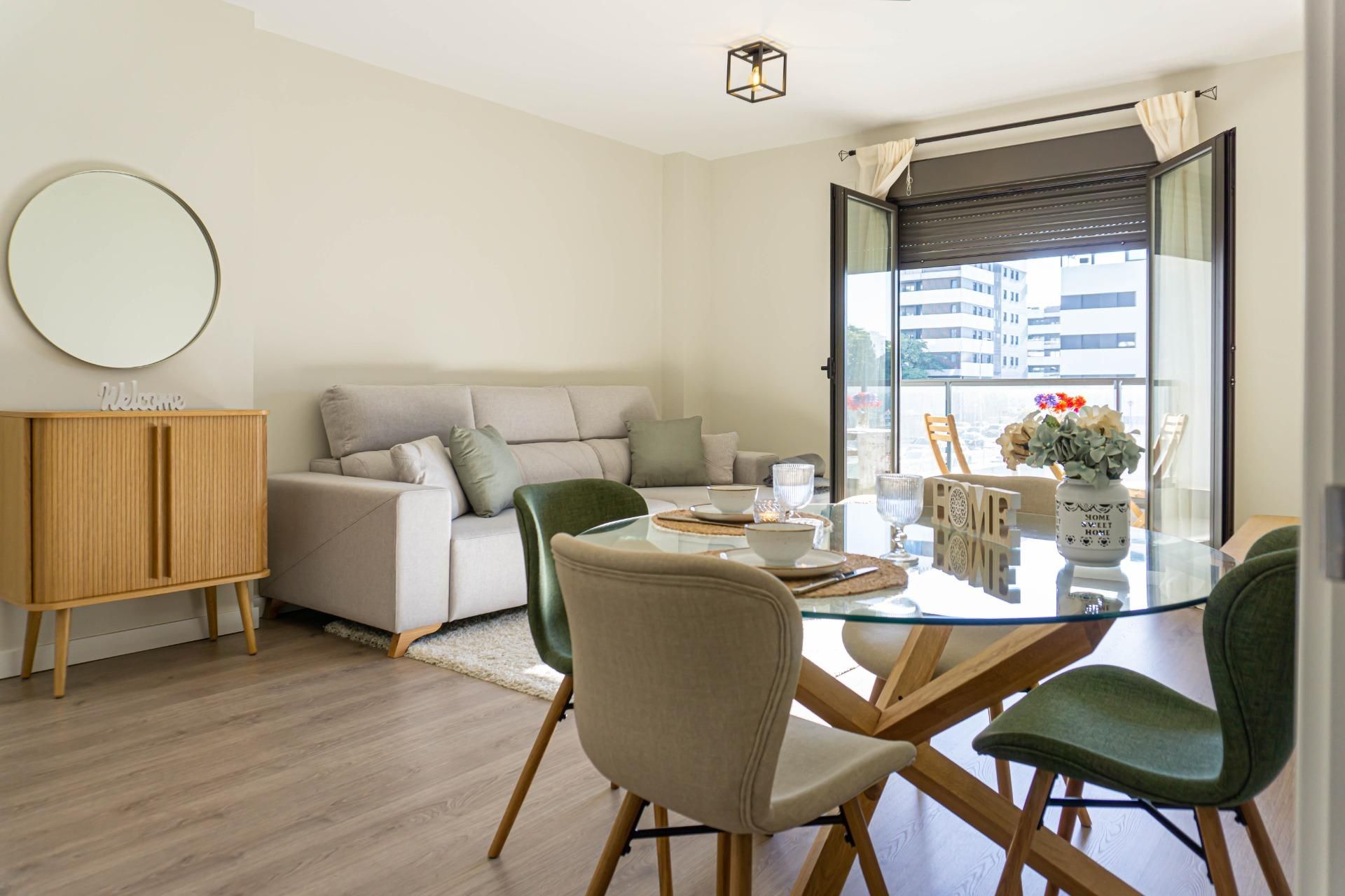 Living room of Flat for sale in  Sevilla Capital  with Air Conditioner, Terrace and Community pool