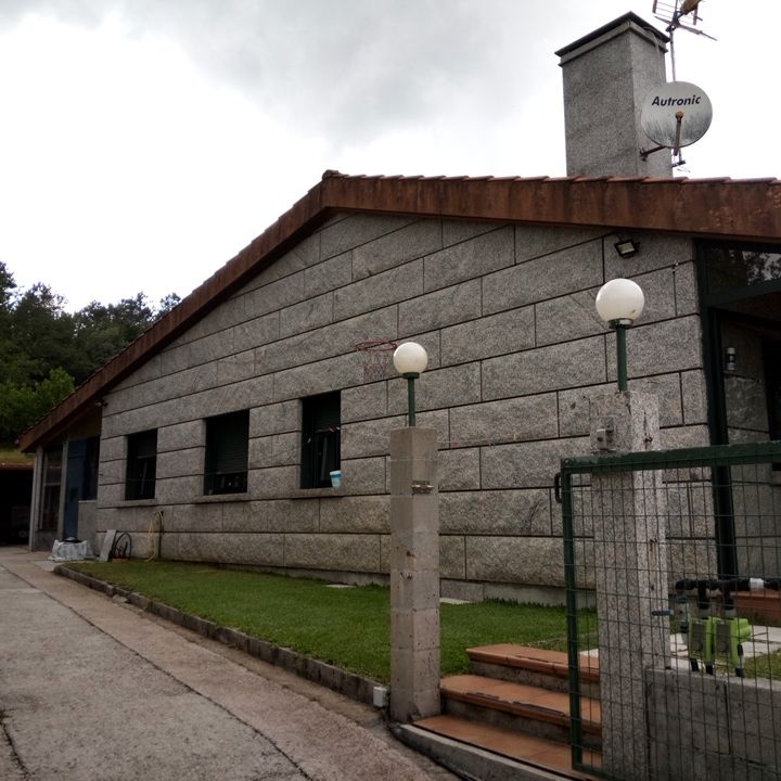 Vista exterior de Casa adosada en venda en Ponteareas amb Calefacció, Moblat i Forn