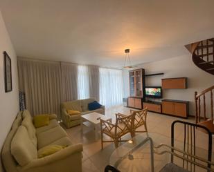 Sala d'estar de Dúplex de lloguer en Laredo amb Terrassa i Moblat