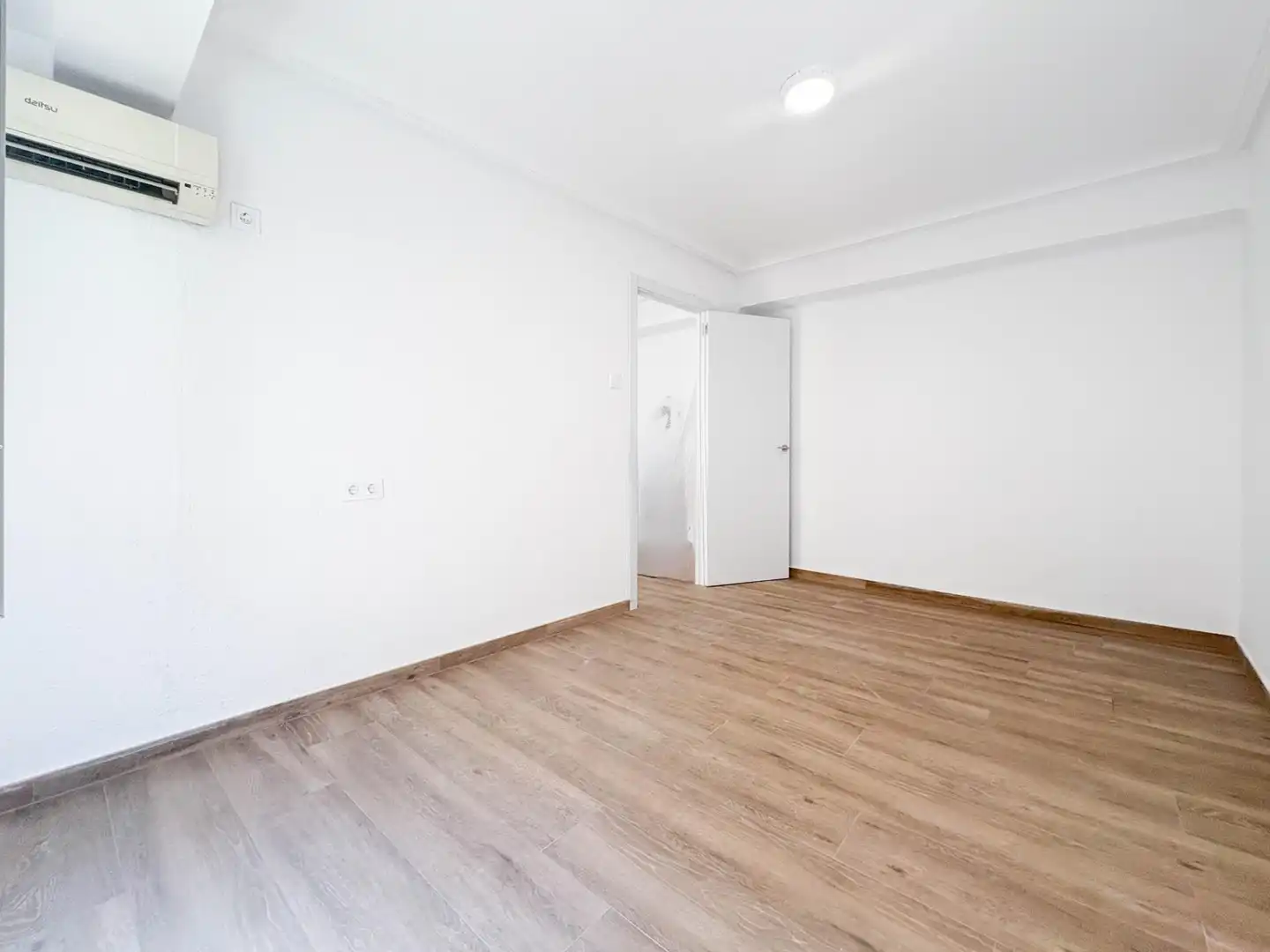 Bedroom of Flat for rent in Valencia