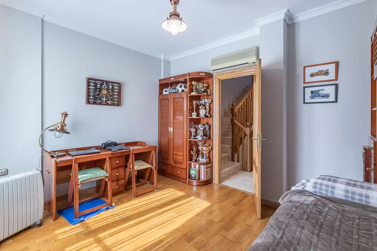 Habitación de Casa adosada en venta en Granada con Calefacción, Jardín privado y Terraza