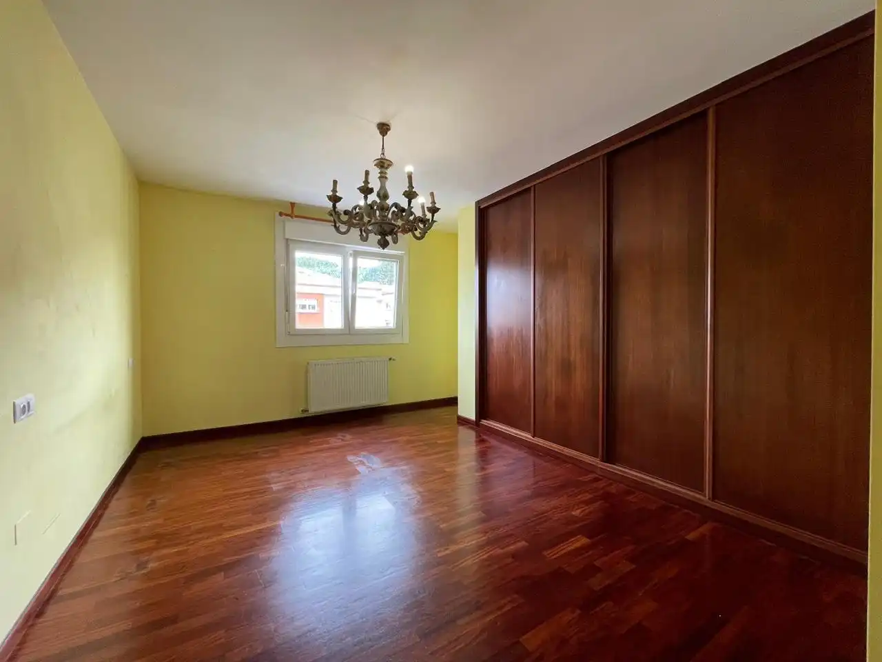 Dormitori de Pis en venda en Arteixo amb Calefacció, Parquet i Terrassa