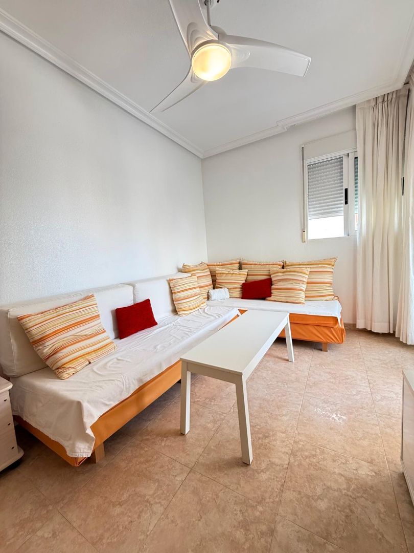 Sala de estar de Apartamento en venta en Torrevieja con Terraza, Amueblado y Horno