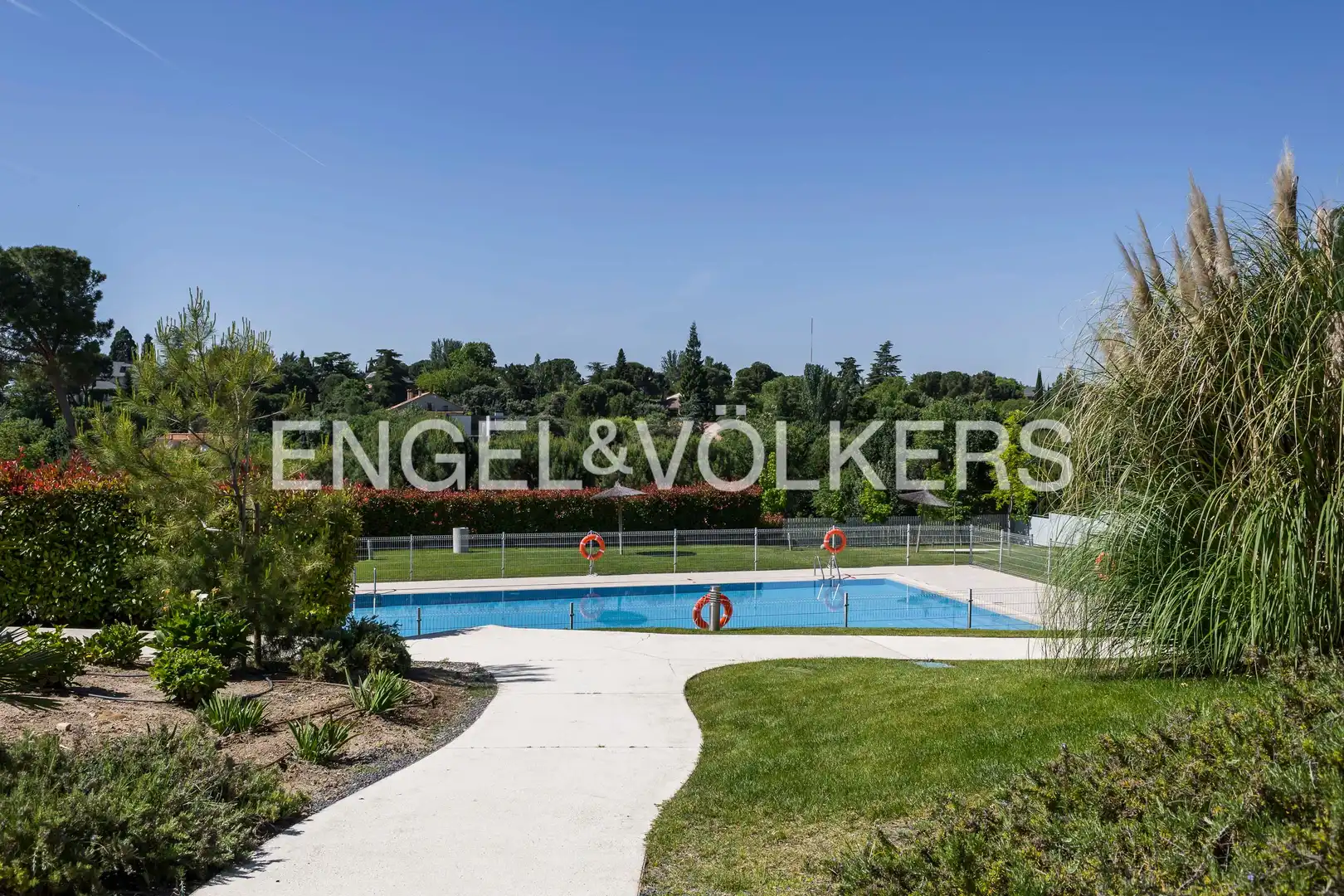 Piscina de Apartamento en venta en Pozuelo de Alarcón con Aire acondicionado, Calefacción y Jardín privado