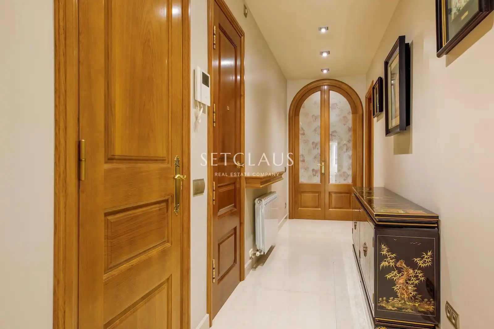 Flat for sale in Barcelona  with Air Conditioner and Alarm