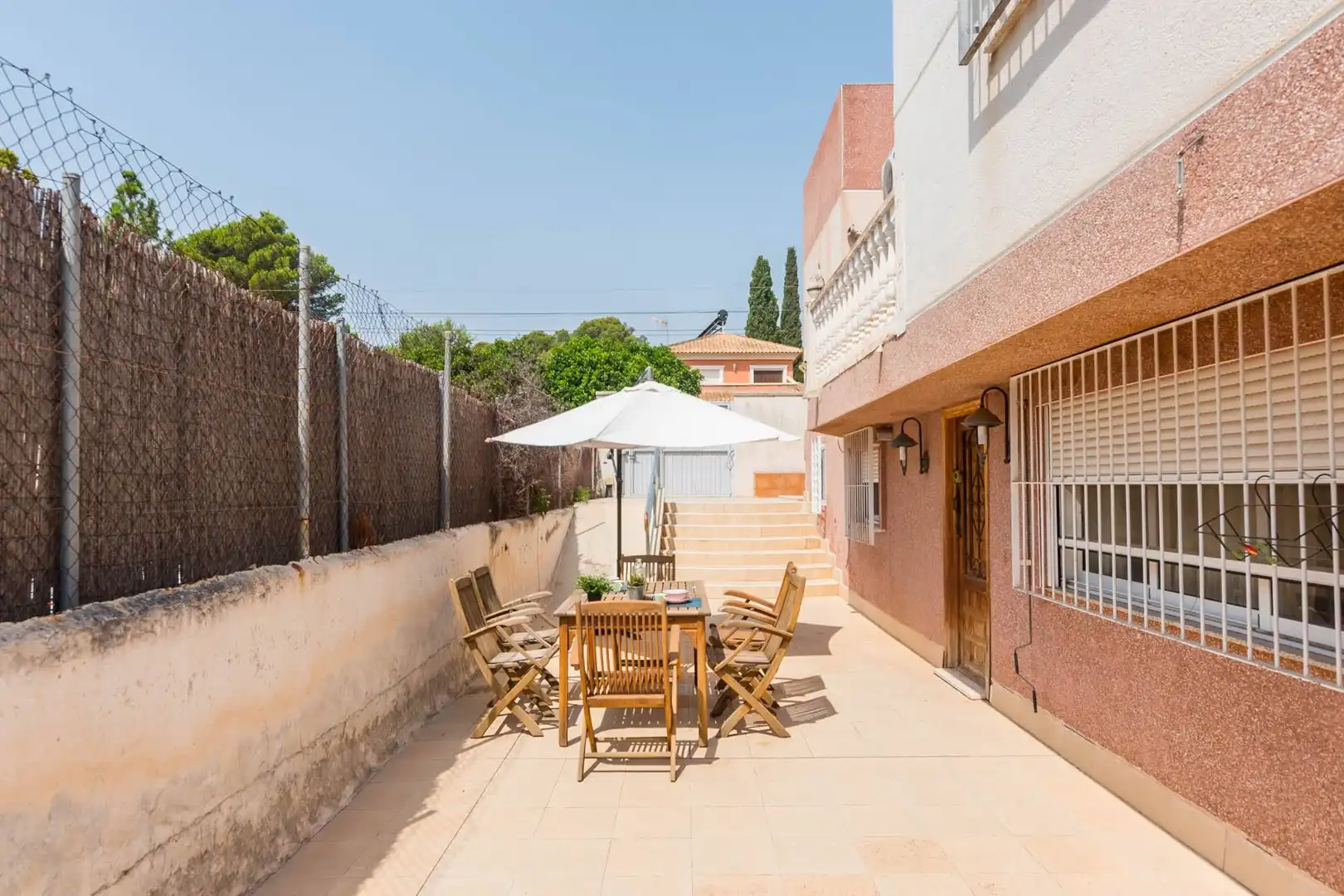 Terrasse von Einfamilien-Reihenhaus zum Verkauf in Las Torres de Cotillas mit Klimaanlage, Privatgarten und Terrasse