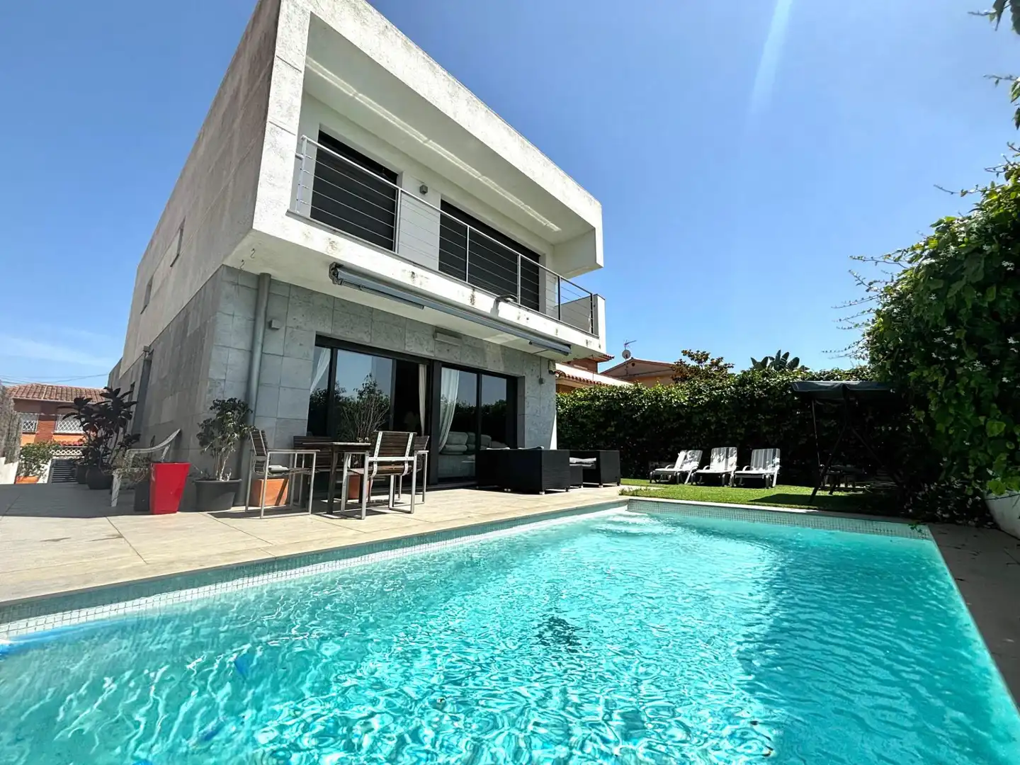 Schwimmbecken von Haus oder Chalet zum Verkauf in Pineda de Mar mit Klimaanlage, Privatgarten und Terrasse