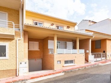 Casa amb balcó en venda a Calle VIA VERDE