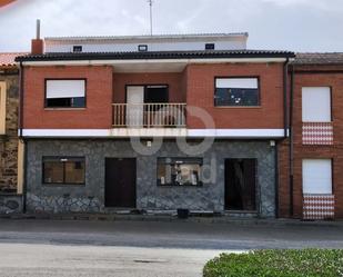 Vista exterior de Casa o xalet en venda en Villamontán de la Valduerna amb Terrassa