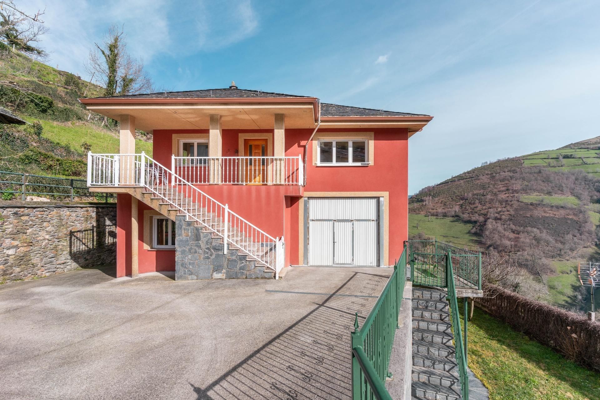 Vista exterior de Casa o xalet en venda en Cangas del Narcea amb Calefacció, Jardí privat i Terrassa