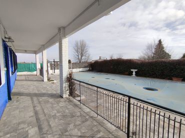 Casa rústica con piscina en venta en CM-3109