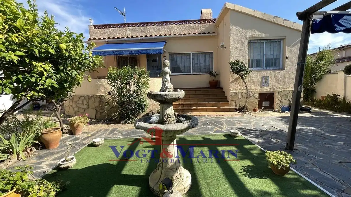 Vista exterior de Casa o xalet en venda en Roses amb Aire condicionat, Calefacció i Jardí privat