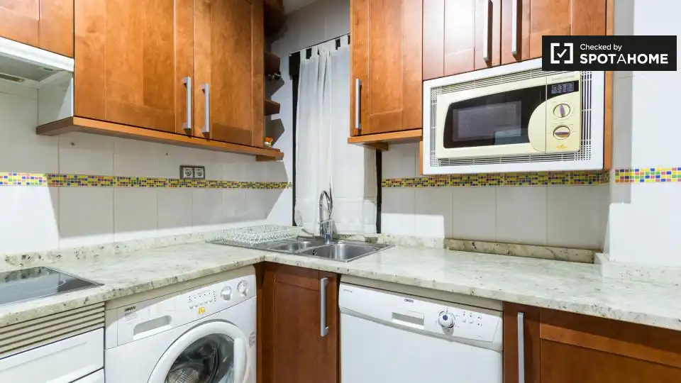 Cuina de Apartament per a compartir en Madrid amb Aire condicionat, Calefacció i Terrassa