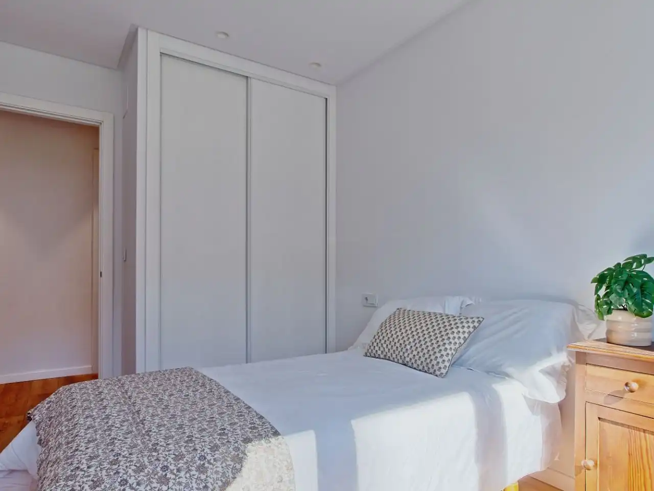 Dormitori de Pis de lloguer en León Capital  amb Calefacció, Parquet i Terrassa