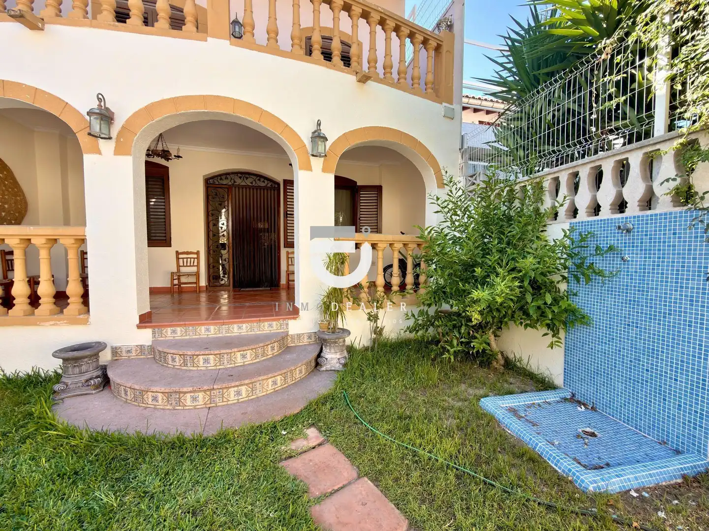 Vista exterior de Casa o xalet en venda en Oliva amb Aire condicionat, Terrassa i Piscina