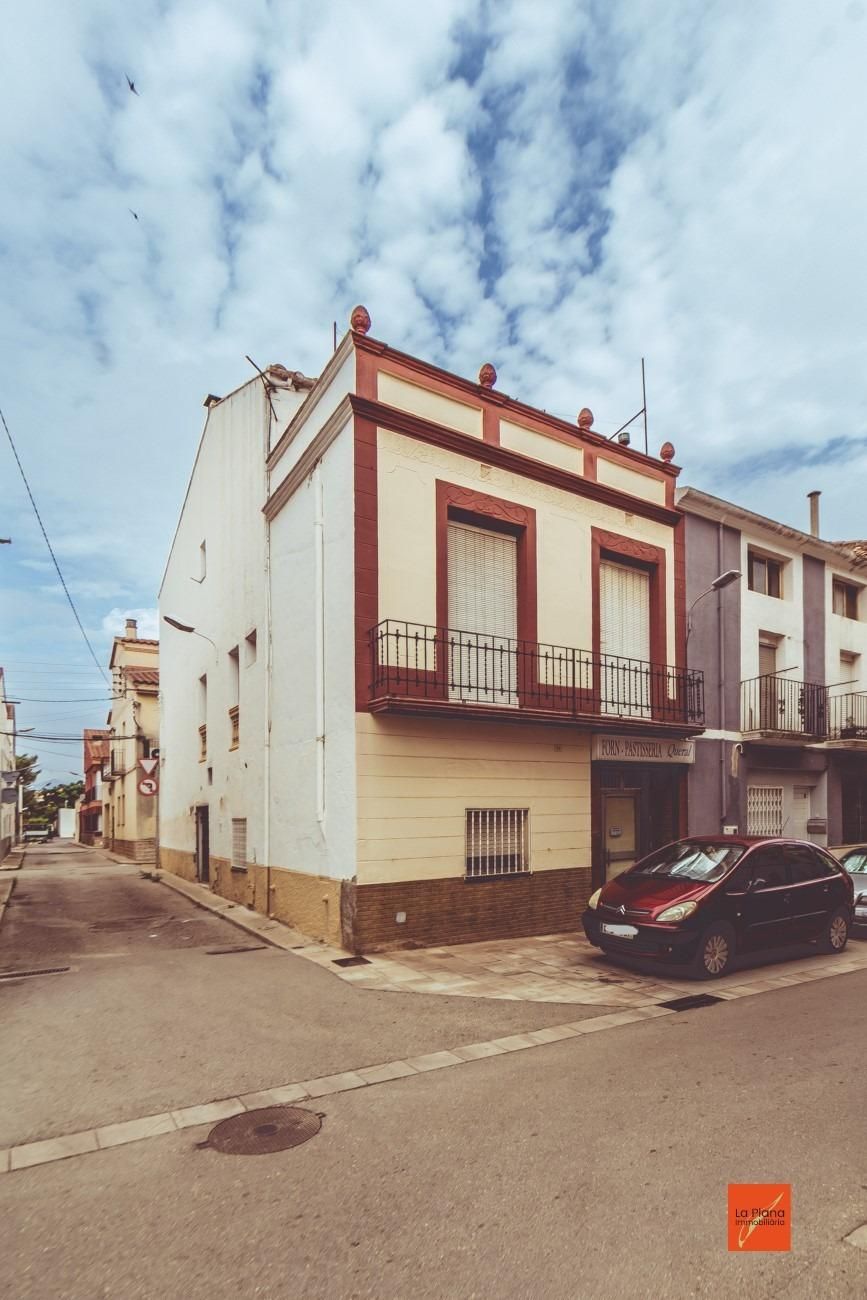 Vista exterior de Casa adosada en venda en Santa Bàrbara amb Terrassa, Moblat i Balcó
