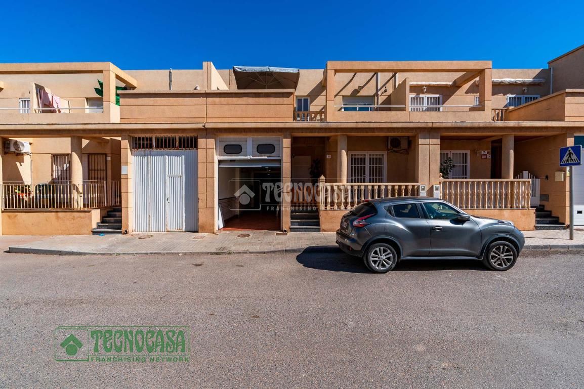 Vista exterior de Casa adosada en venda en El Ejido amb Aire condicionat i Terrassa
