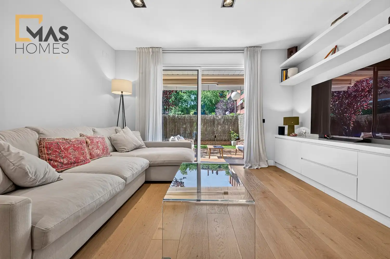 Sala de estar de Piso en venta en Sant Cugat del Vallès con Aire acondicionado, Calefacción y Jardín privado
