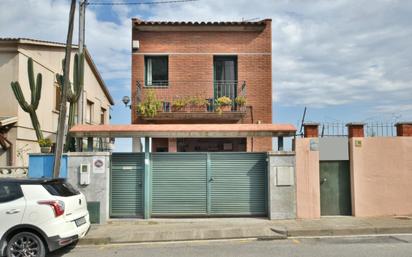 Exterior view of House or chalet for sale in Santa Coloma de Gramenet  with Air Conditioner, Heating and Private garden