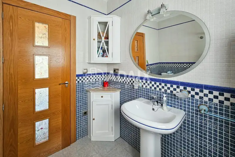 Bathroom of Houses for sale in Úbeda  with Air Conditioner, Heating and Terrace