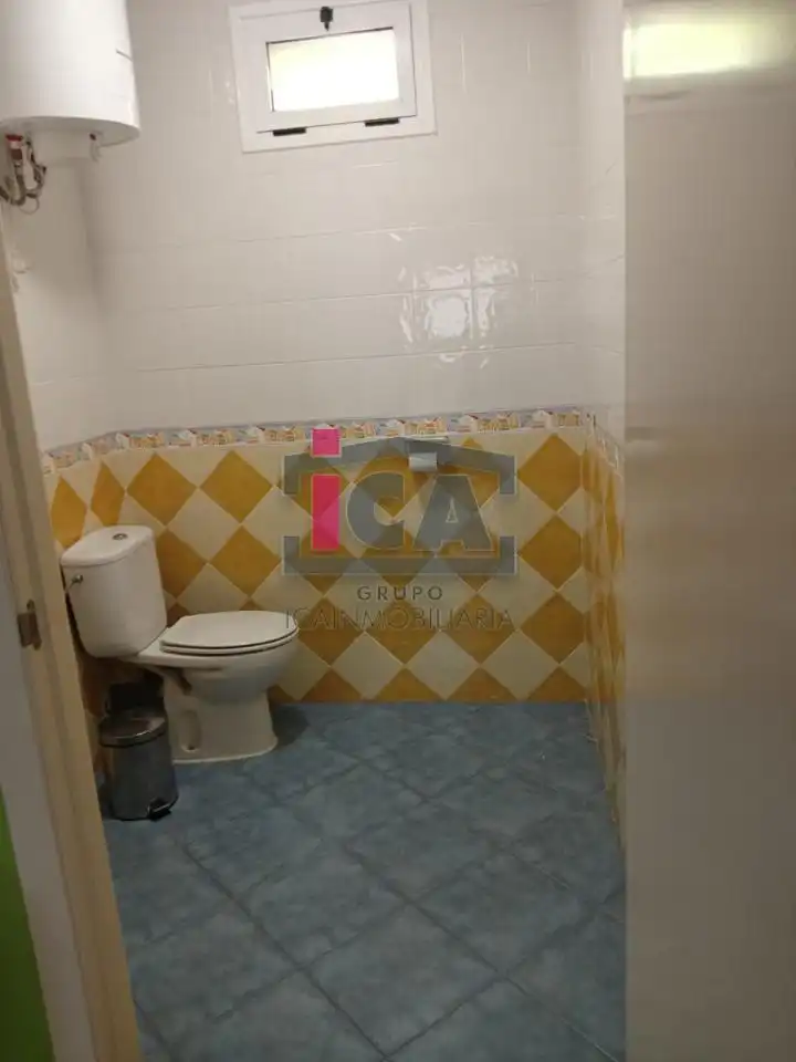 Badezimmer von Geschaftsraum zur Miete in Cáceres mit Klimaanlage