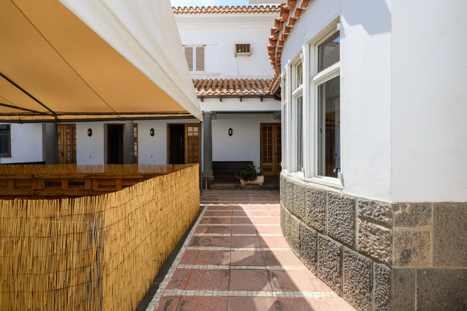 Vista exterior de Casa o xalet en venda en Las Palmas de Gran Canaria amb Aire condicionat, Jardí privat i Terrassa