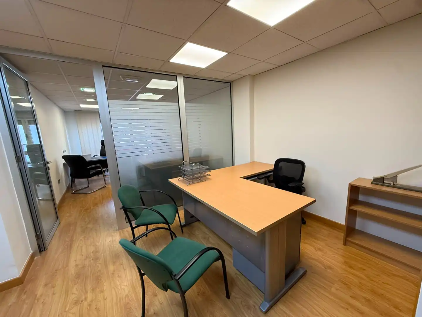 Oficina de alquiler en Oviedo  con Calefacción, Terraza y Amueblado