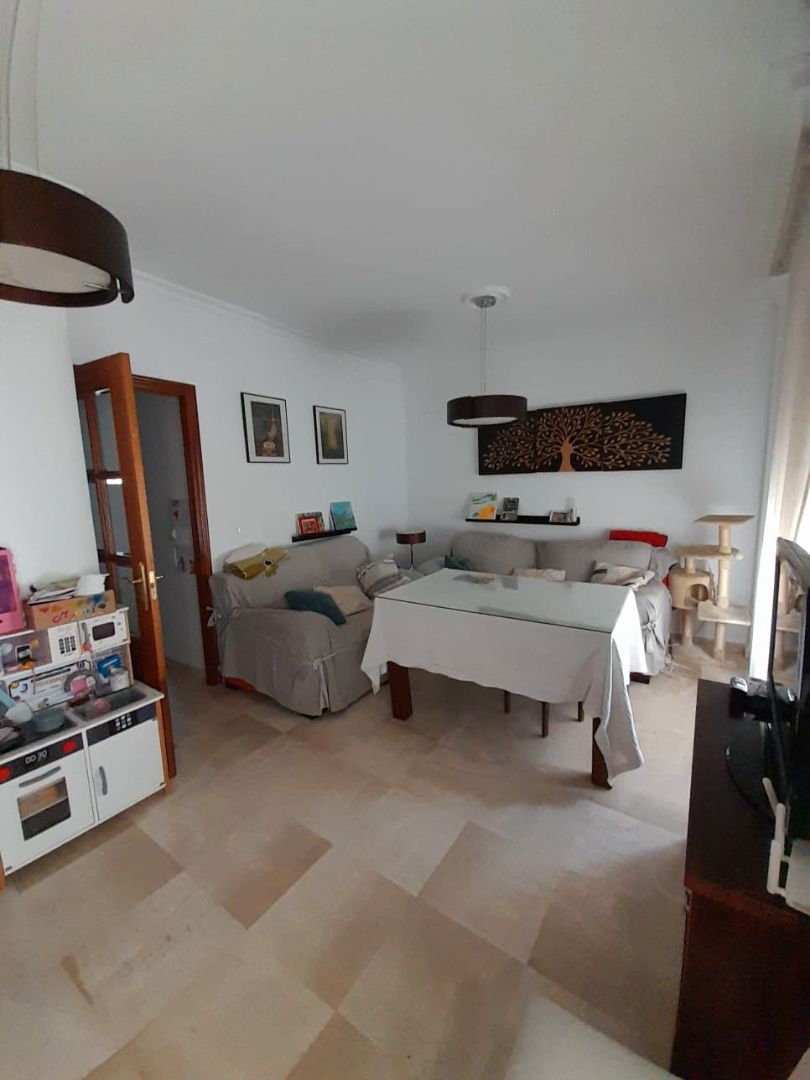 Sala d'estar de Dúplex en venda en San Juan del Puerto amb Aire condicionat i Moblat