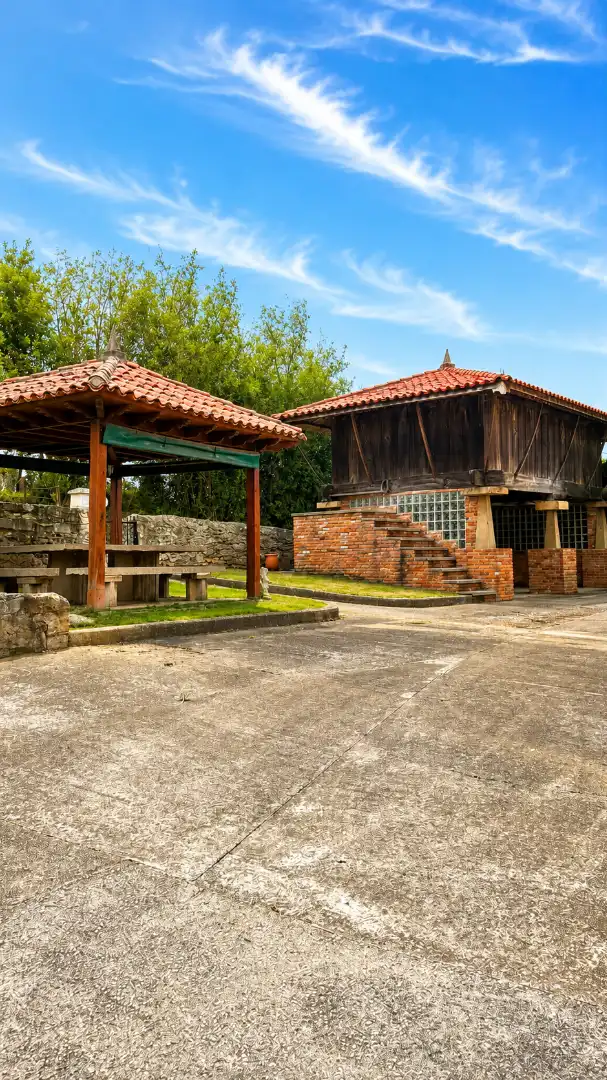 Vista exterior de Casa o xalet en venda en Carreño amb Calefacció, Jardí privat i Terrassa