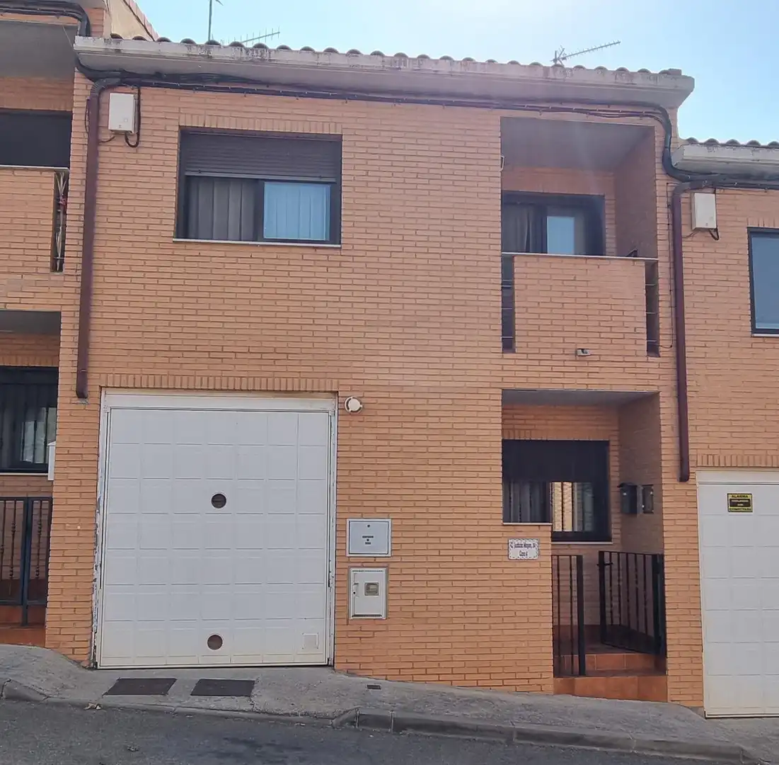 Vista exterior de Casa adosada en venda en Épila amb Calefacció i Terrassa