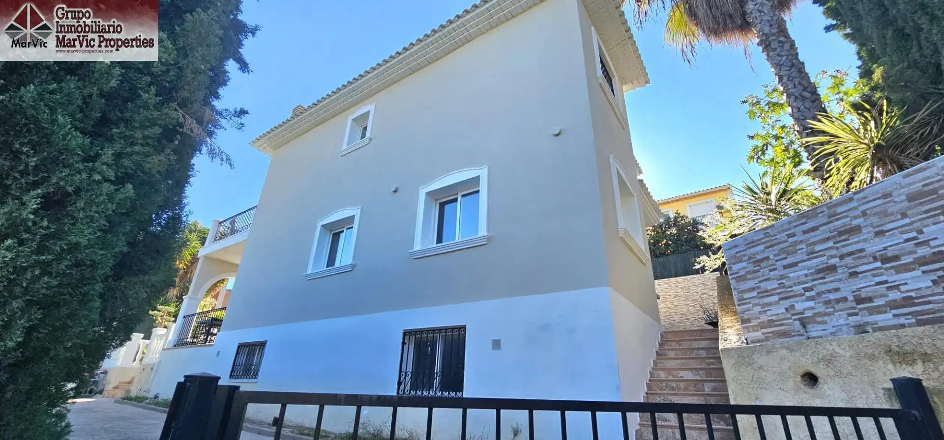 Vista exterior de Casa o xalet en venda en La Nucia amb Aire condicionat, Jardí privat i Terrassa