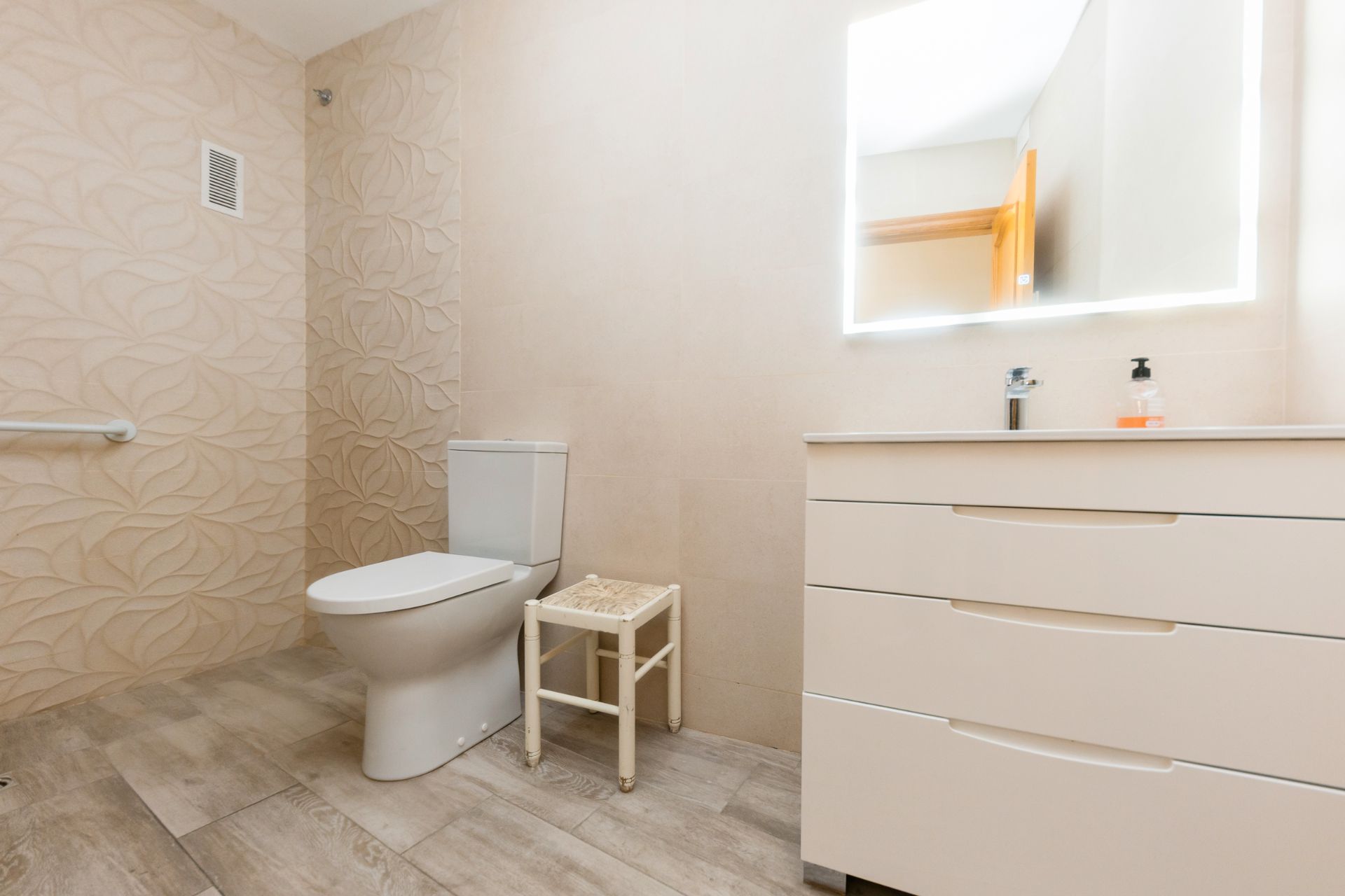 Bany de Pis en venda en Molins de Rei amb Terrassa