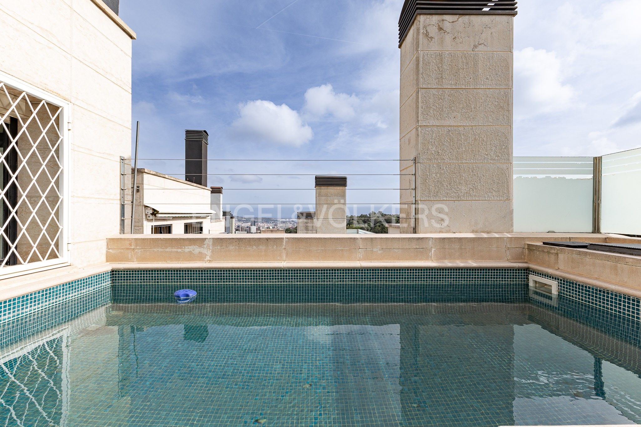 Piscina de Casa o xalet en venda en  Barcelona Capital amb Aire condicionat, Calefacció i Jardí privat