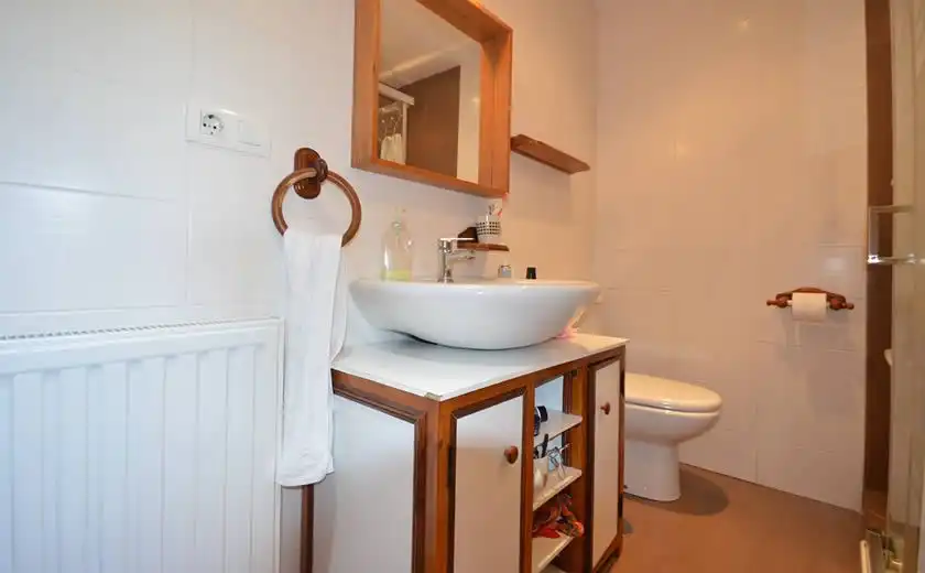 Badezimmer von Wohnungen zur Miete in Llanes mit Heizung, Möbliert und Ofen