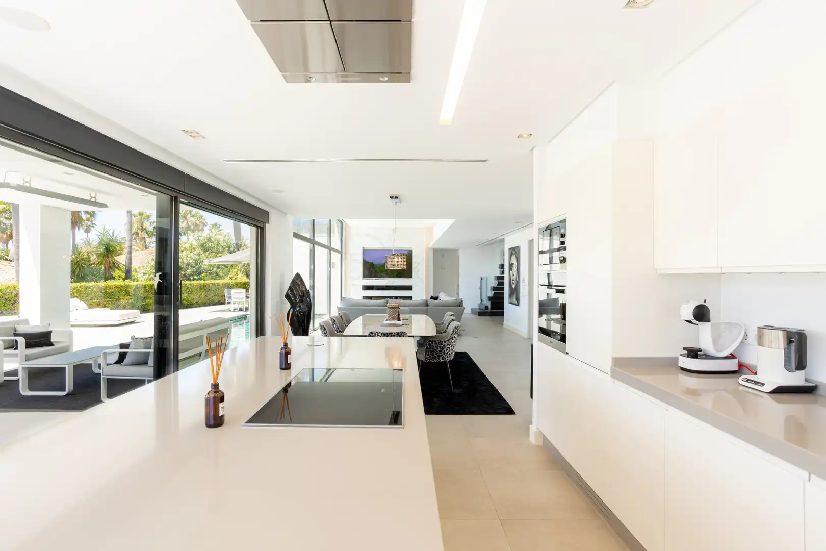 Cuina de Casa o xalet en venda en Marbella amb Aire condicionat, Jardí privat i Terrassa