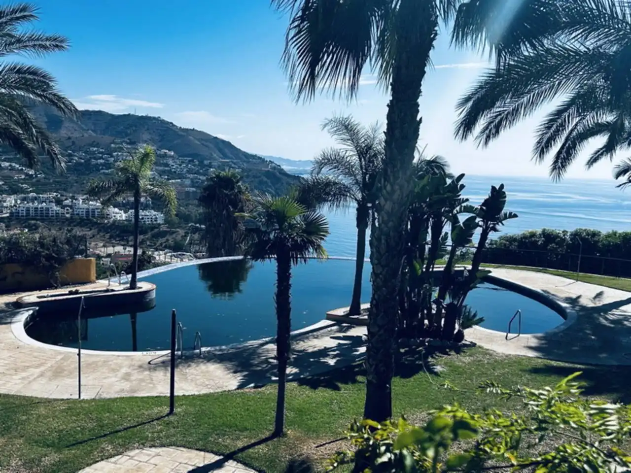 Schwimmbecken von Einfamilien-Reihenhaus zum Verkauf in Almuñécar mit Klimaanlage, Heizung und Terrasse