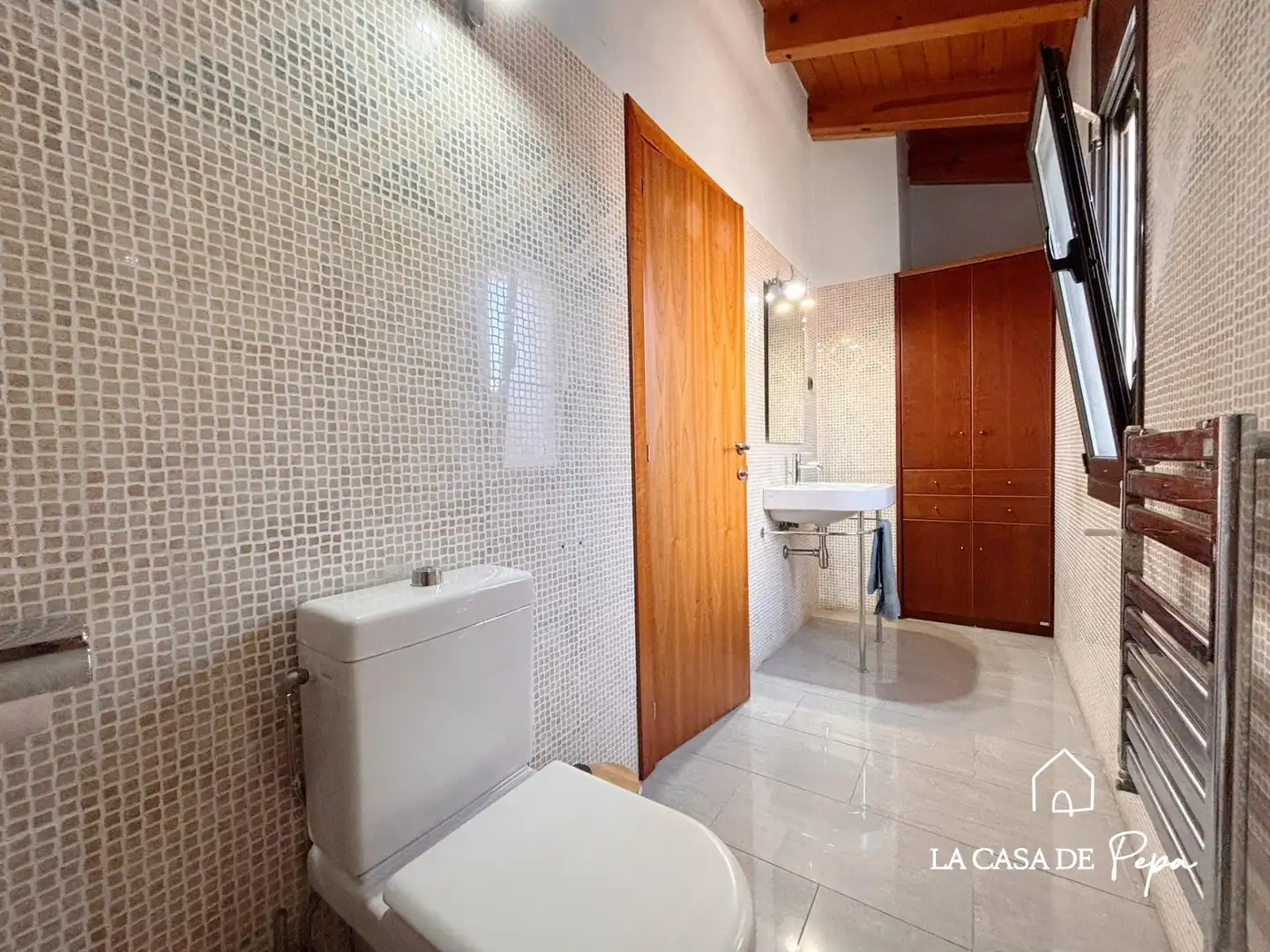 Badezimmer von Haus oder Chalet zum Verkauf in Begues mit Heizung und Schwimmbad