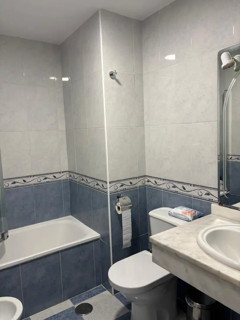 Bany de Apartament de lloguer en Estepona amb Aire condicionat, Calefacció i Terrassa