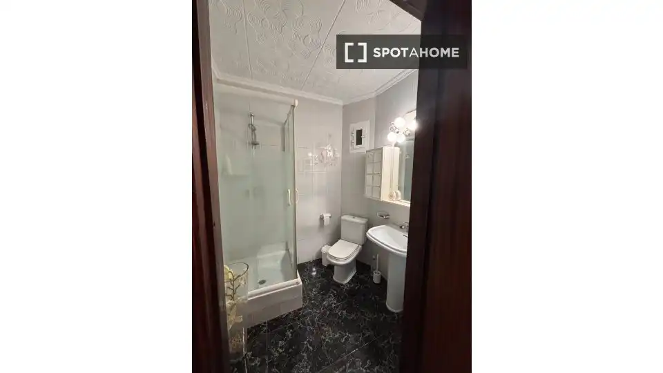Badezimmer von Wohnung zur untervermieten in Sabadell mit Klimaanlage, Terrasse und Möbliert