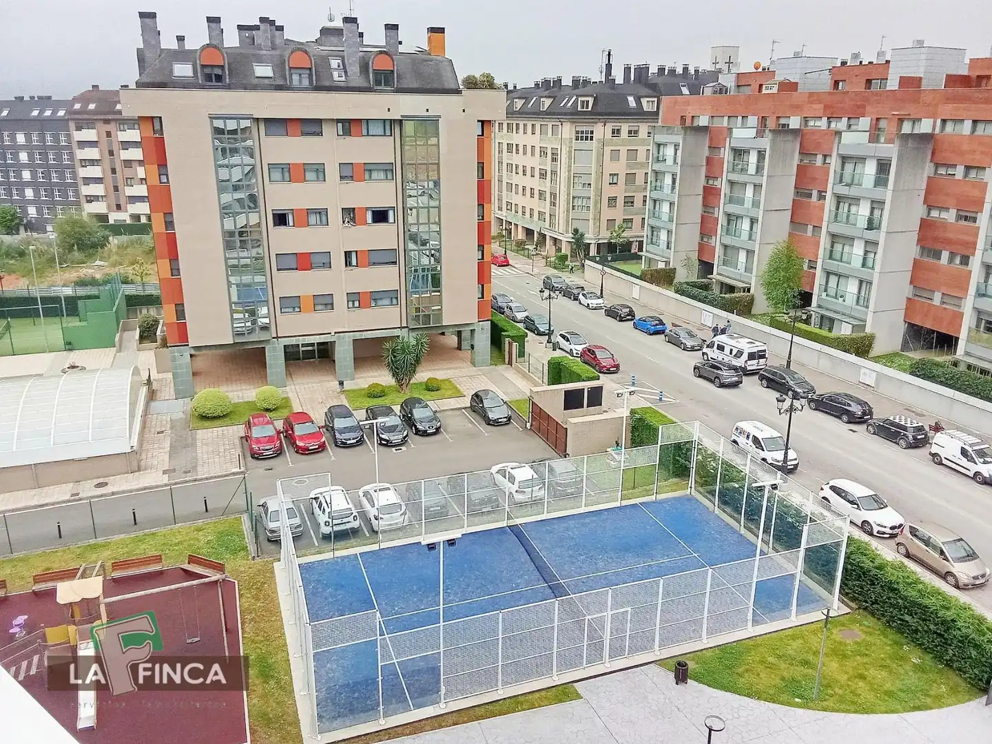 Parking de Ático en venta en Oviedo  con Calefacción, Parquet y Terraza