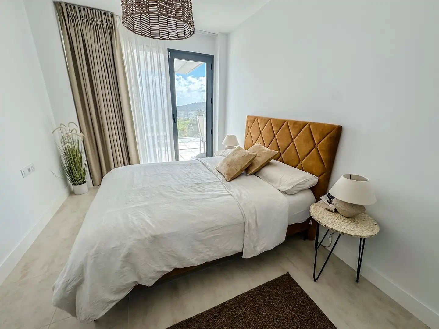 Schlafzimmer von Dachboden zum Verkauf in Manilva mit Klimaanlage, Heizung und Terrasse