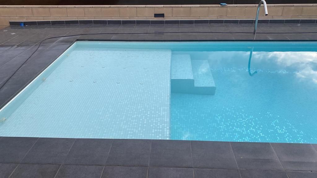 Piscina de Casa adosada en venda en Santa Oliva amb Aire condicionat, Calefacció i Jardí privat